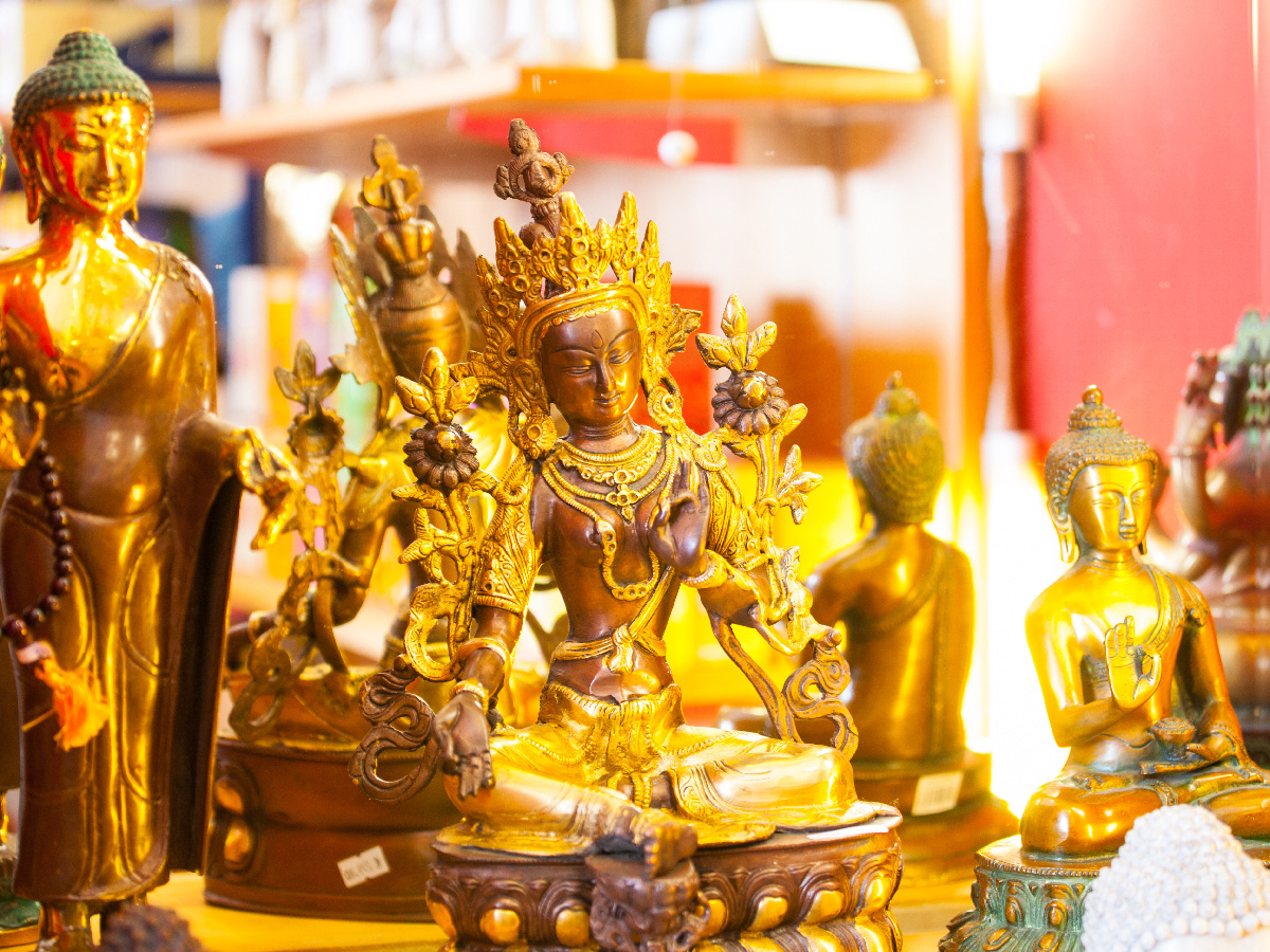 Buddhistische Figuren im Avalon Spirit und Soul