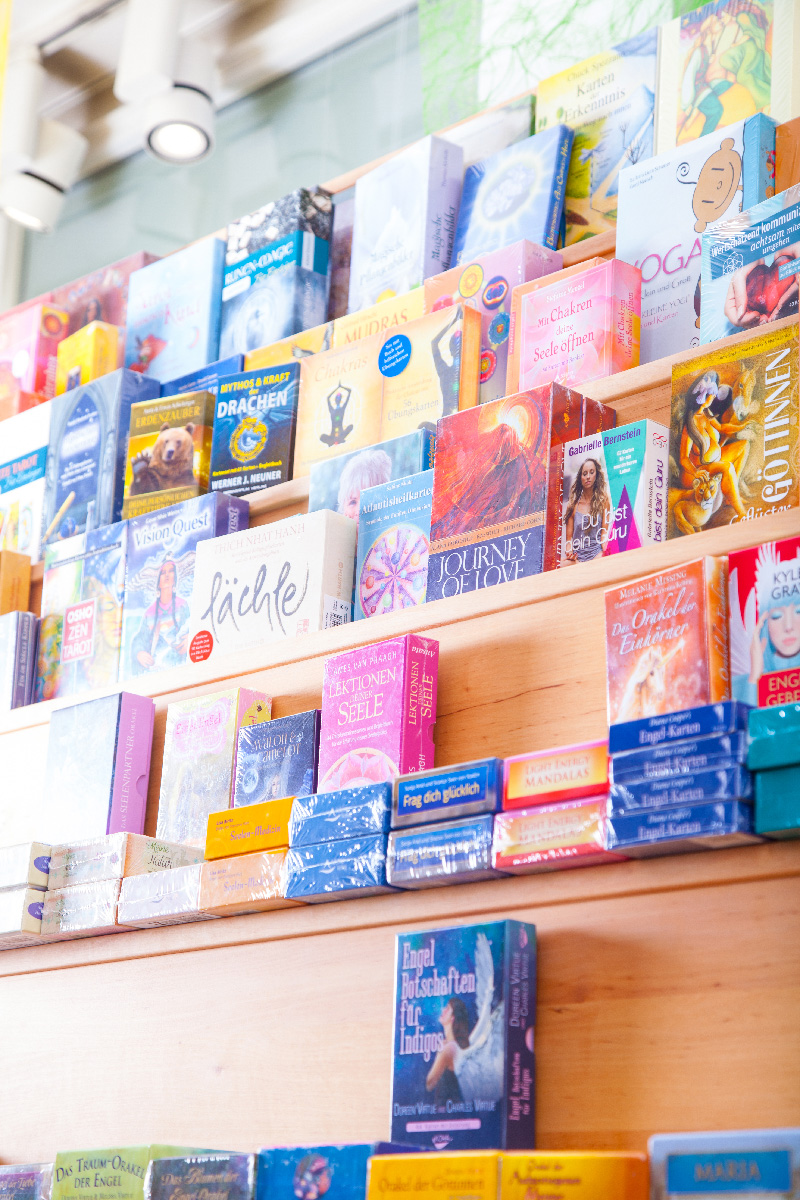 Kartensets und Bücher im Avalon Spirit und Soul